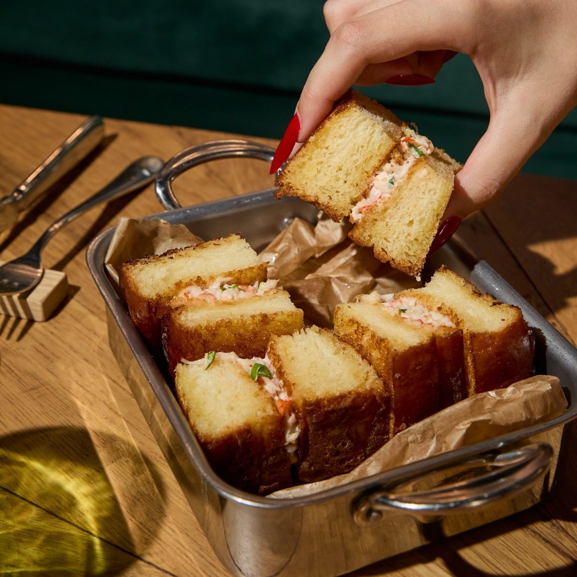 close up cu o tava metalica cu 4 bucati de katsu sando de la The Lobby București