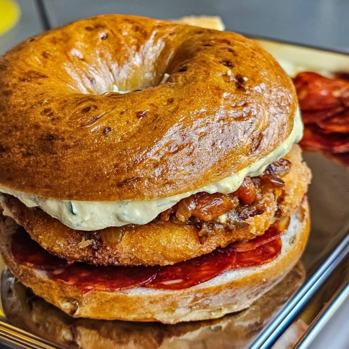 close up cu un bel de la The Bagel Bar. 