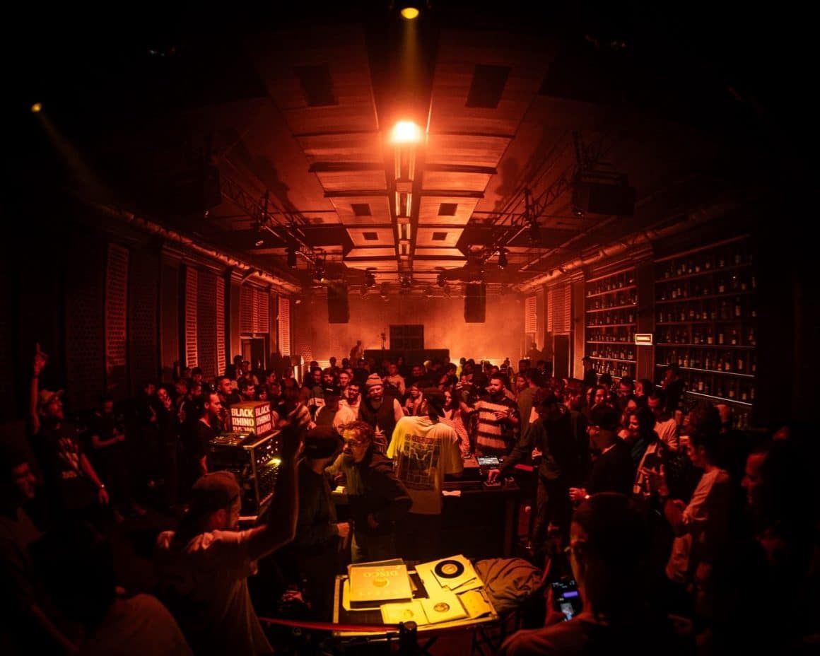 Mai mulți oameni la o petrecere în Club Control. Petreceri de Halloween București