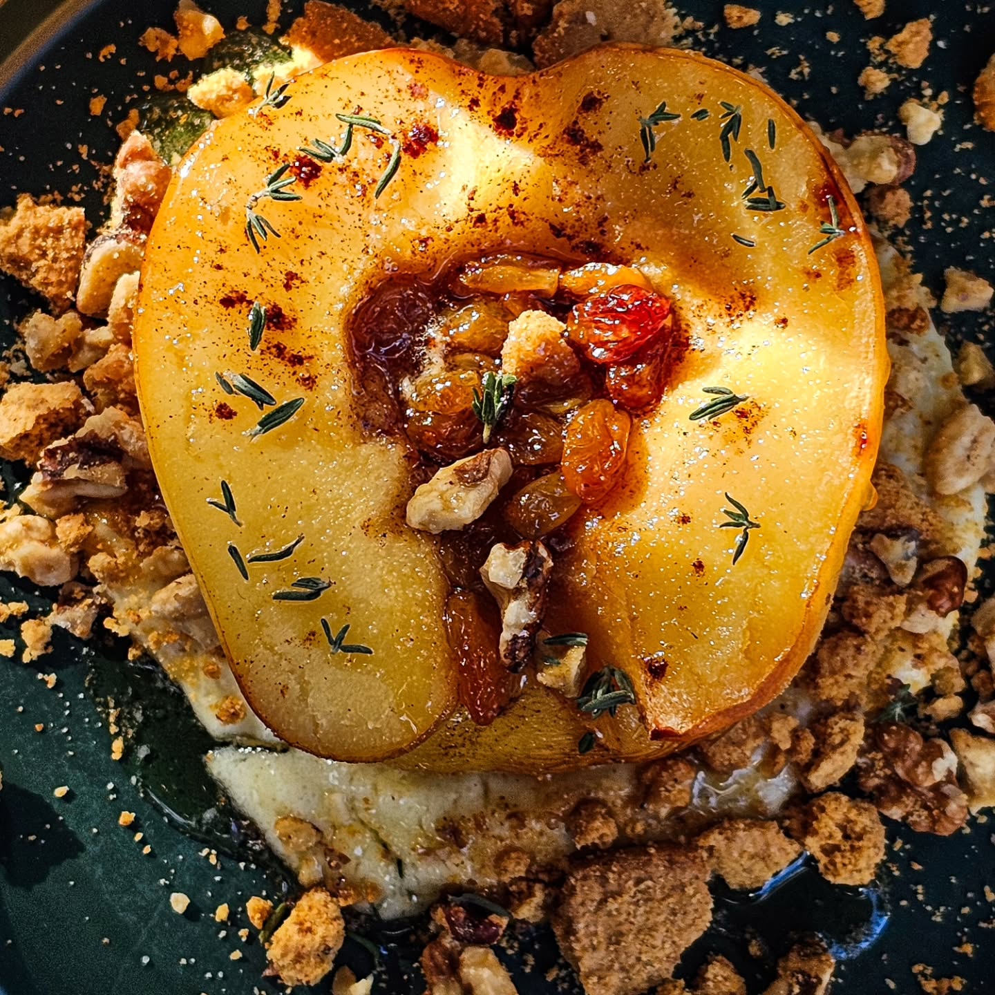 Gutuie coaptă cu sirop de brad și crocant din nucă și biscuiți. de la Bucătăria.localfood