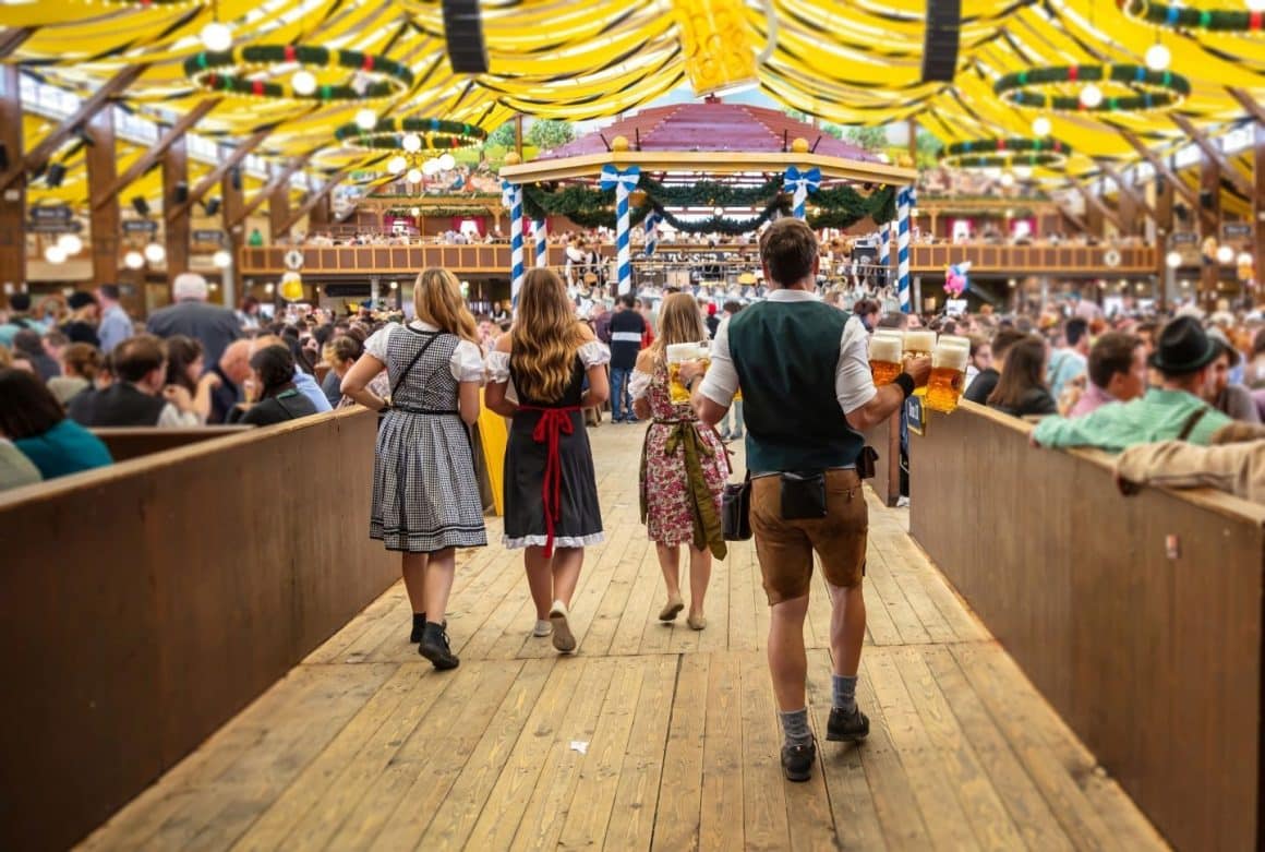 Mai multi oameni celebrează Oktoberfest la București 2025