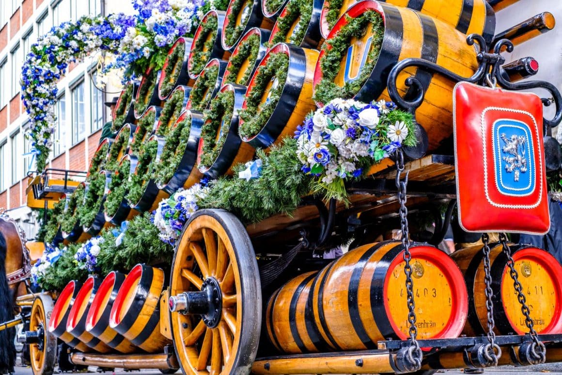 car cu butoaie de bere, ornate cu flori, la Oktoberfest