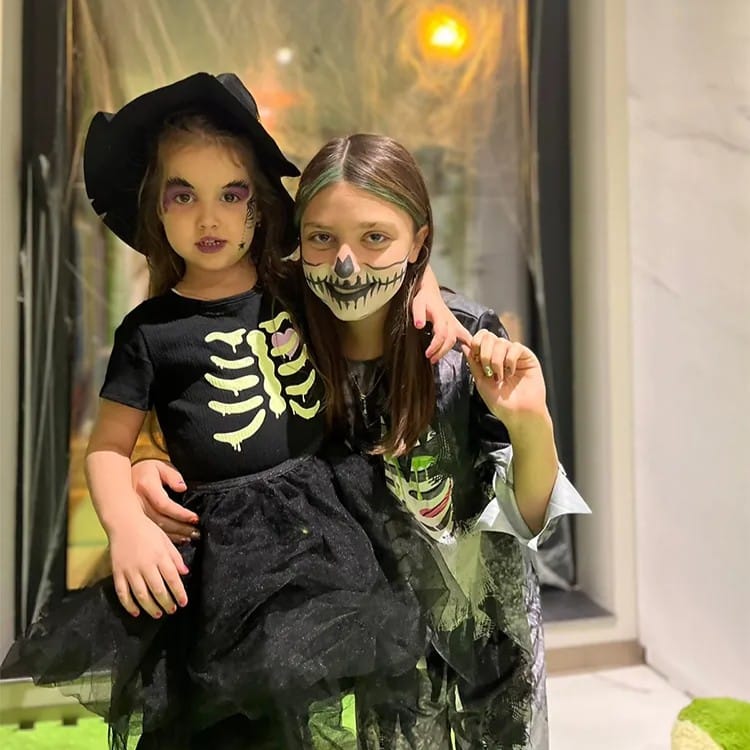 Copii costumati in vrajitoare si schelet, la Sciccheria Pipera, de Halloween