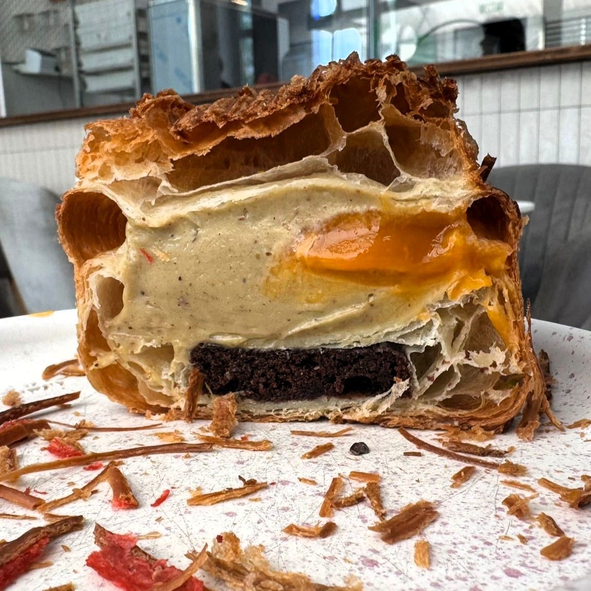 Brownie croissant cu fistic si insertie de caise