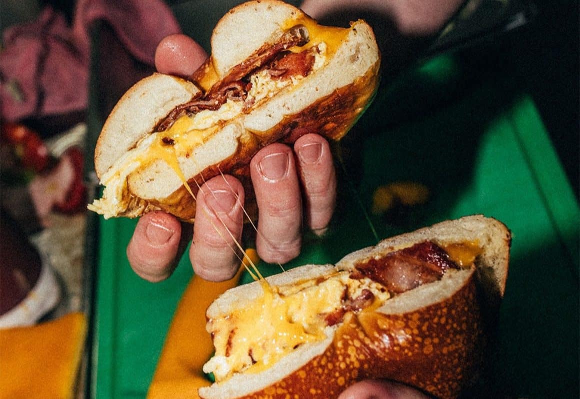 close up cu un bagle taiat pe jumate, cu bacon si ou, de la The Bagel Bar. Bagels din București