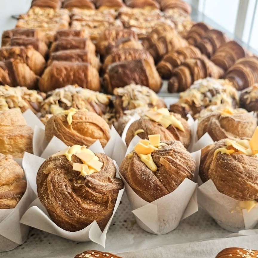 cruffin cu caramel și cardamom de la Bakings. Noutăți din meniurile de toamnă de la restaurantele din București