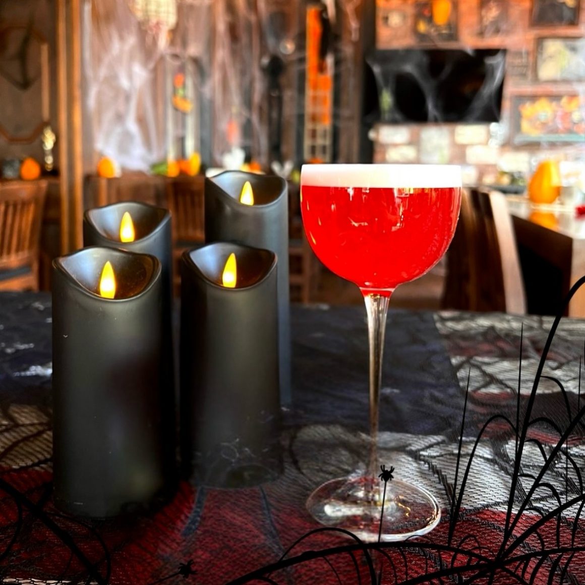 Cocktail tematic de Halloween și lumanari negre, parte din meniul de Halloween de la Banjo Jack București
