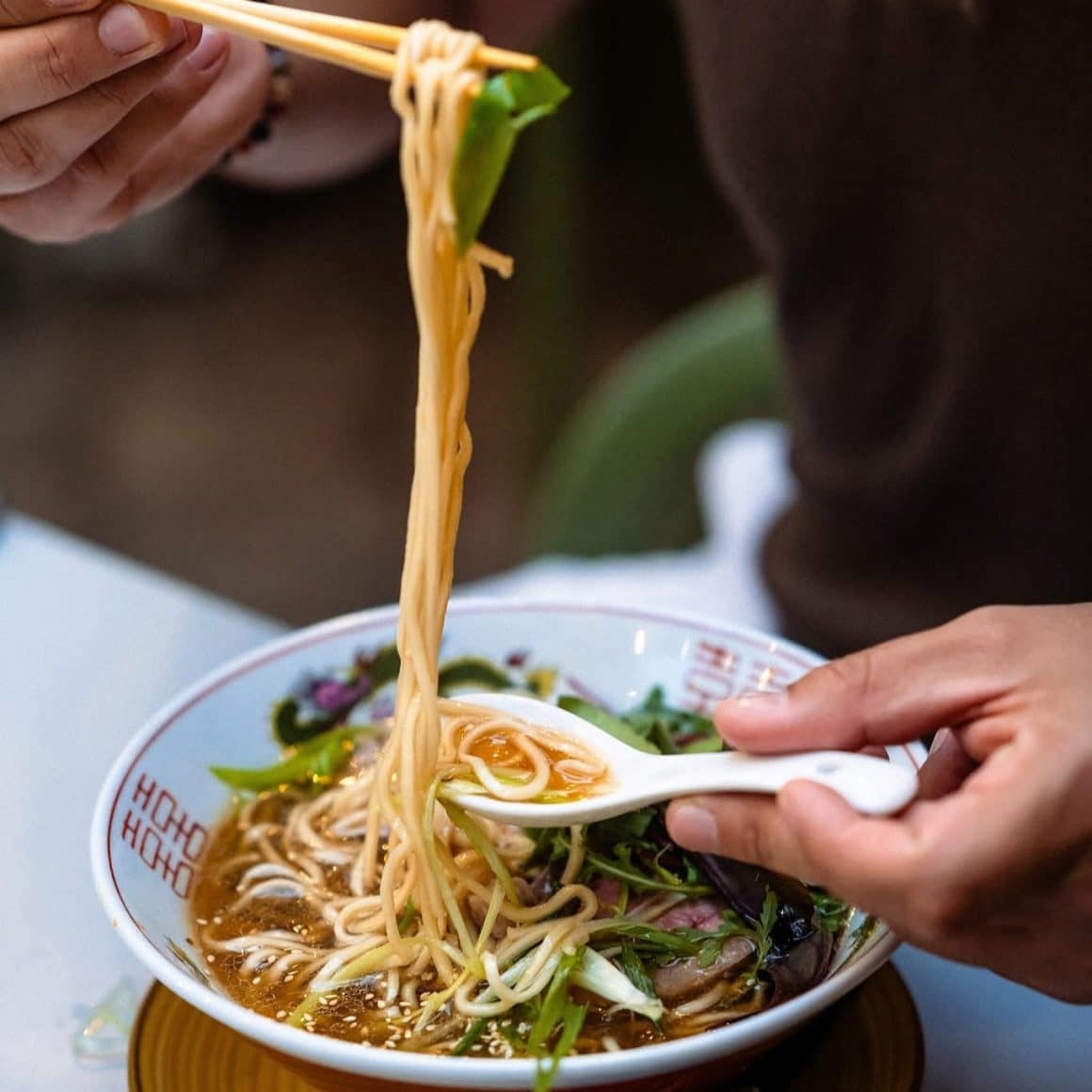 ramen Tantanmen tradițional (carne de porc tocată, cu tahini–miso cremos și ulei de chili Sichuan). de la Bistrolanka