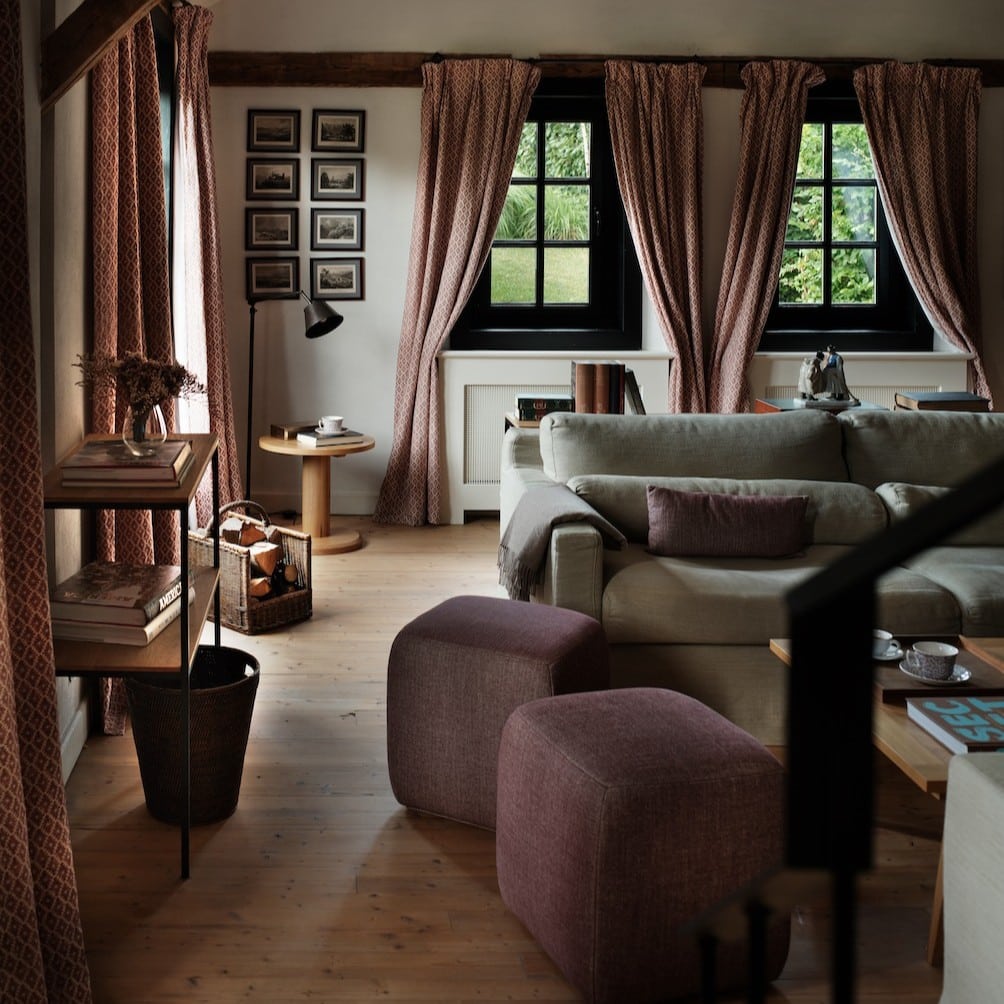 living room din cadrul unei case vechi restaurate la Bethel Estates Transylvania, distins cu 2 chei de Michelin Keys în România