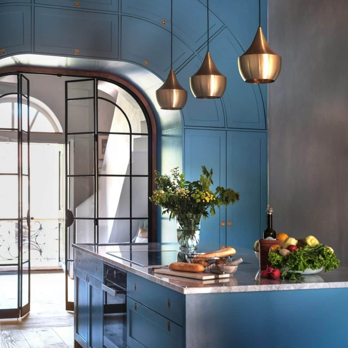 bucatarie moderna, in nuante de albastru, la Bethel Estates Transylvania, distins cu 2 chei de Michelin Keys în România