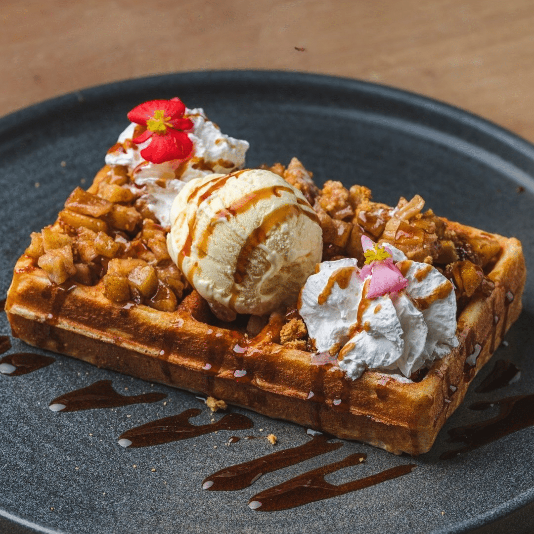 apple pie waffles cu nuci si inghetata de la Bryo. Noutăți din meniurile de toamnă de la restaurante București