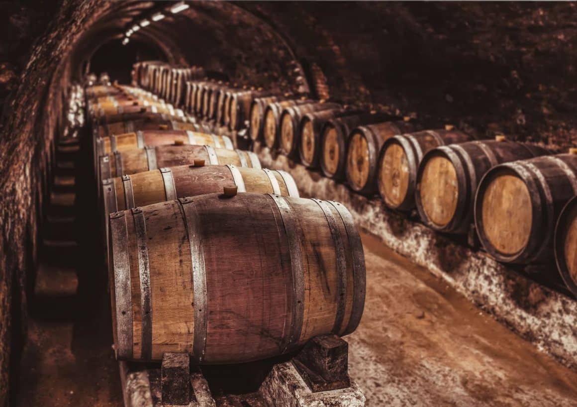 pivnita mare, plina cu butoaie de tequila