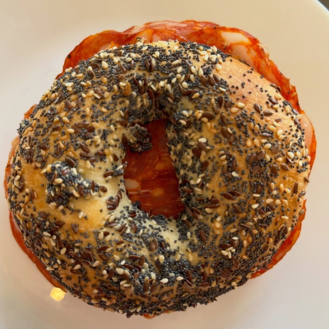 bagel cu salam de la Casa del Pan. Bagels din București