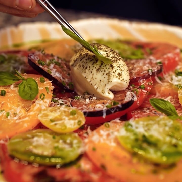 preaparat cu rosii din obor din noul meniu Chapter 2 de la restaurant Aura
