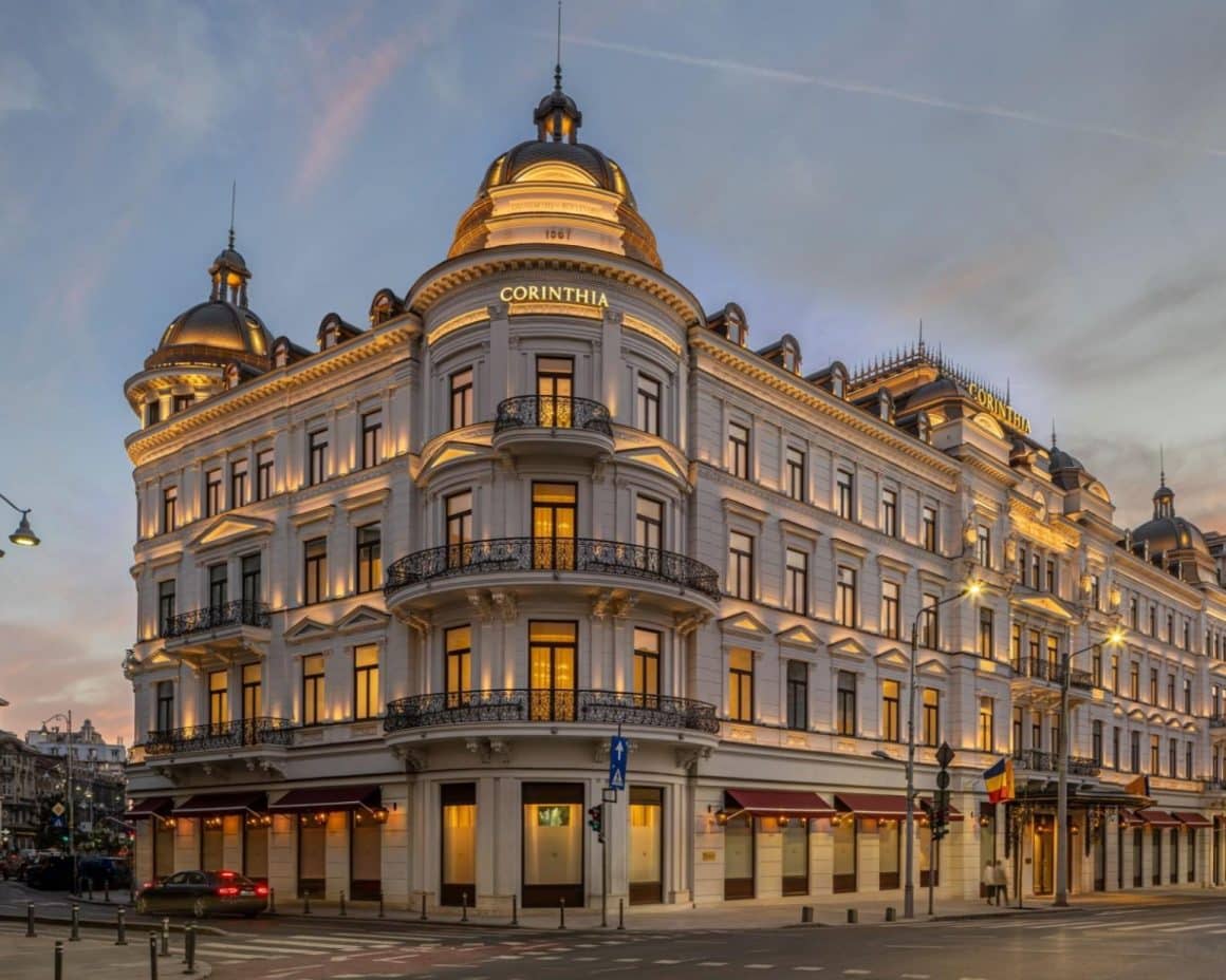 Imagine de ansamblu, din exterior, asuora hotelului Corinthia din București