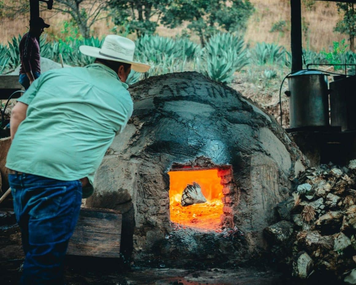 Cuptoare in care se arde pina de la agave, pentru a face tequila