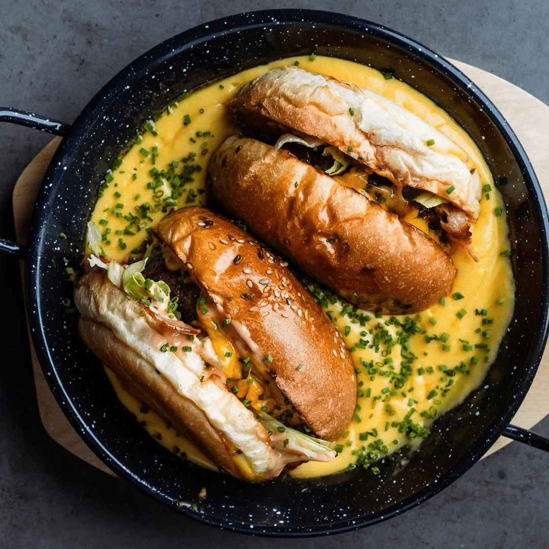 Dirty cheddar burger, in farfurie plina cu branza, de la B3ton București