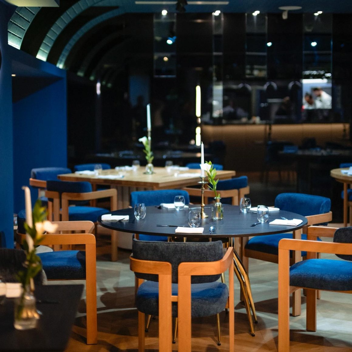 restaurantul l'Atelier din cadrul Epoque Hotel – Relais & Châteaux, București, fotografiat din exterior. Hotel distins cu o cheie Michelin Keys în România