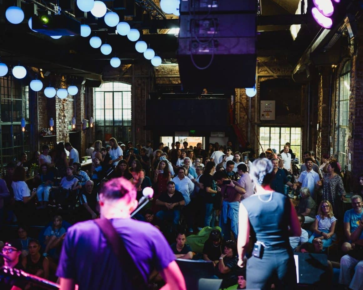 Mai mulți oameni la o petrecere în Club Expirat