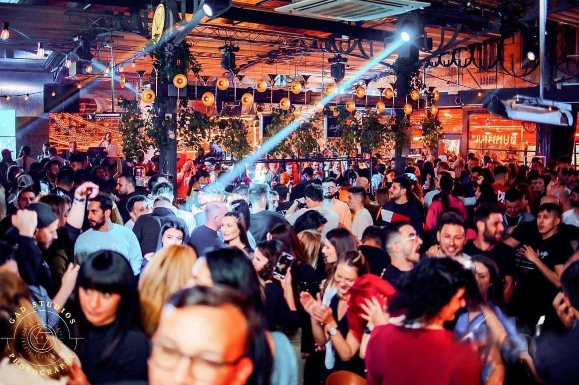 Oameni la petrecere de Halloween în club Freddo Bar & Lounge din Centrul vechi București