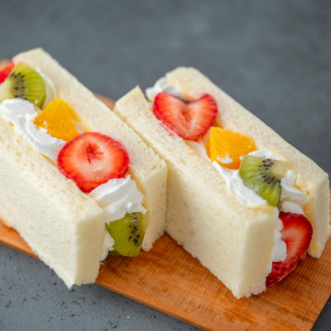 sando cu fructe si frisca