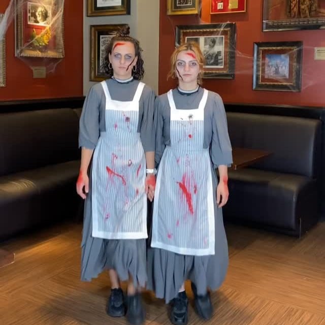 2 femei tinere costumate in menajere pline de sange la petrecerea de Halloween de la Hard Rock cafe