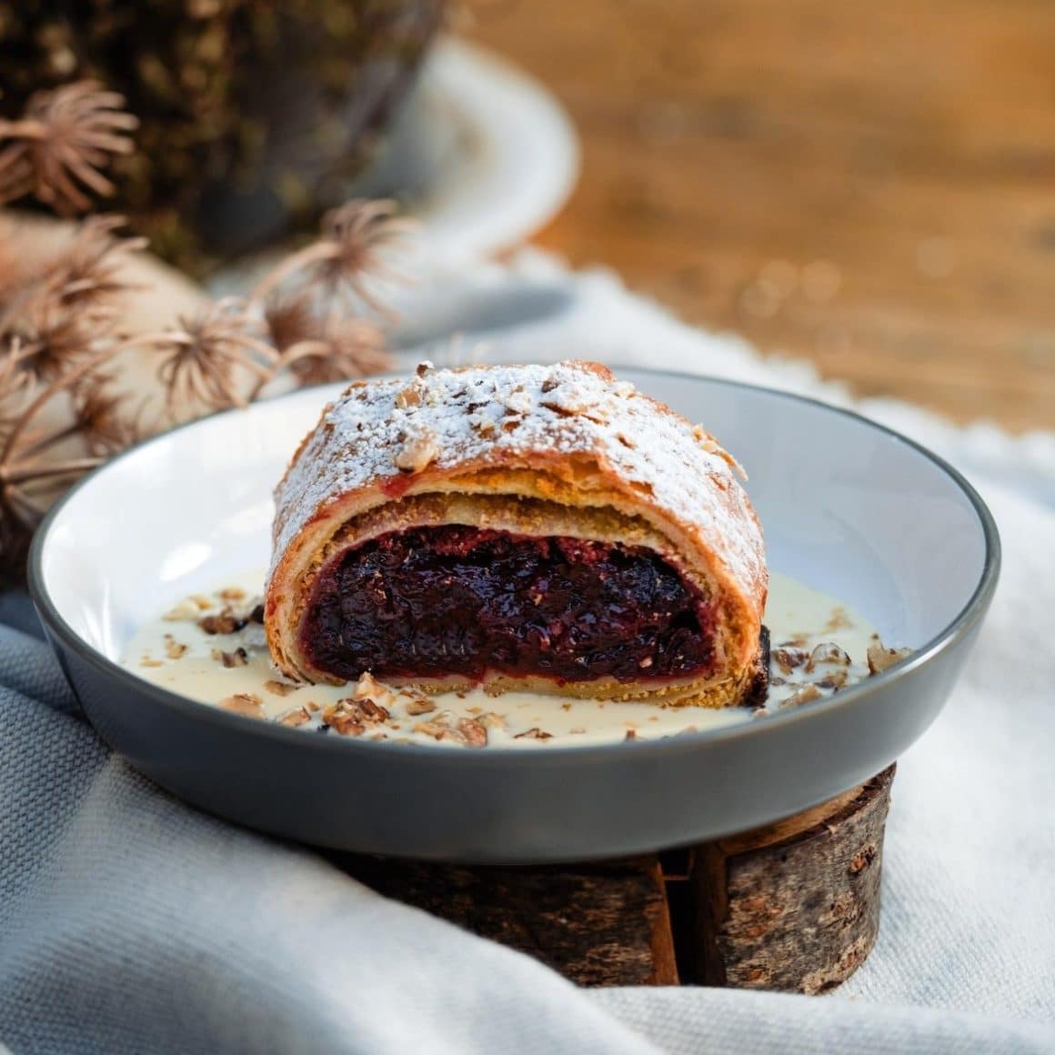 Strudel cu prune si nuci de la Hashtag Pub