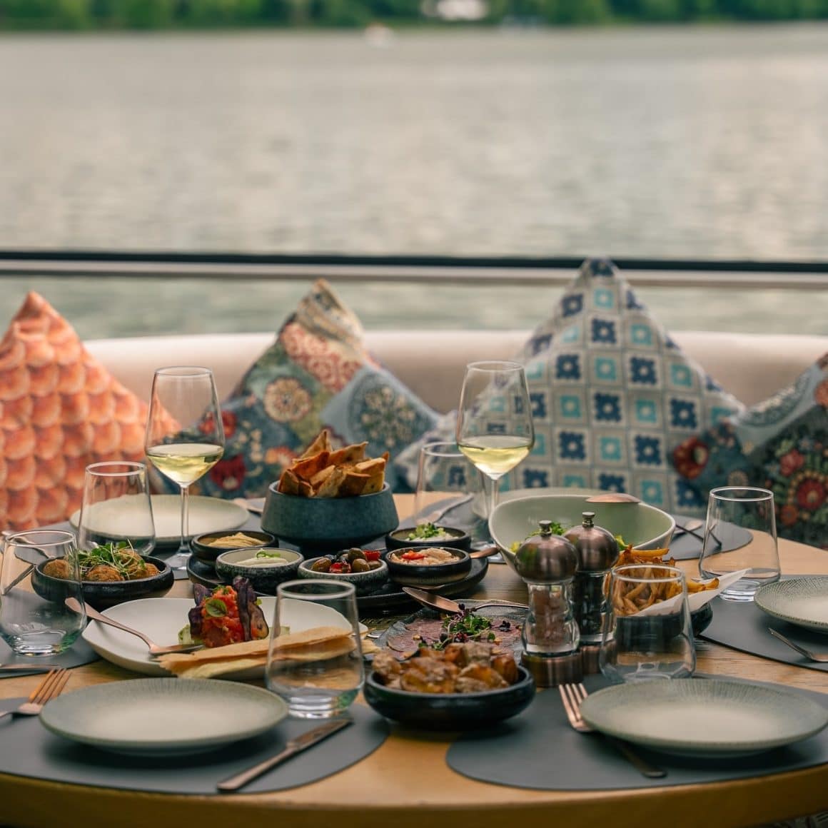 close up cu o masa de brunch de Halloween de la Hiro Bay