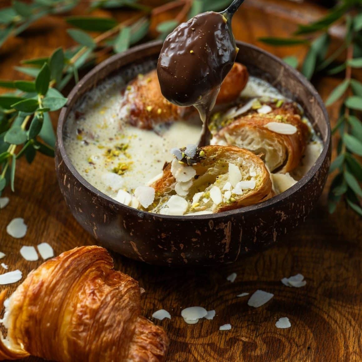 Smoothie Bowl cu banane, matcha, nutella și croissant bites cu migdale și fistic de la Ikai