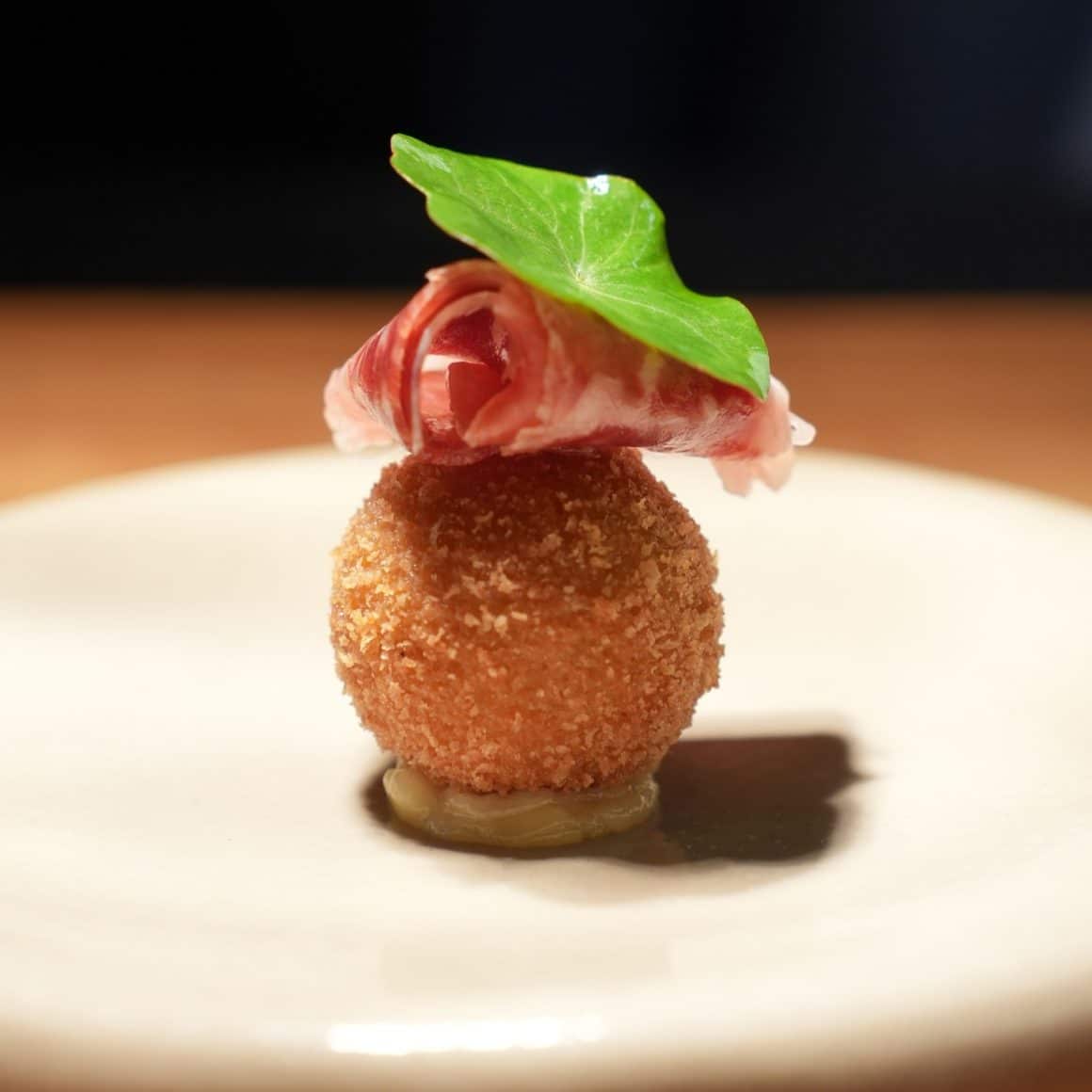 Farfurie de fine dining din noul meniu de la Kane. 