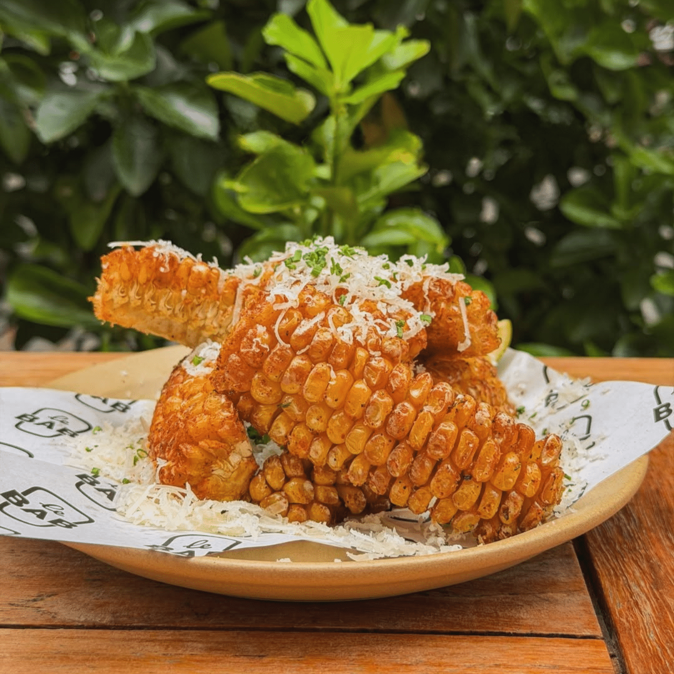 Le Bab corn ribs trase prin tajín și îngropate în parmezan