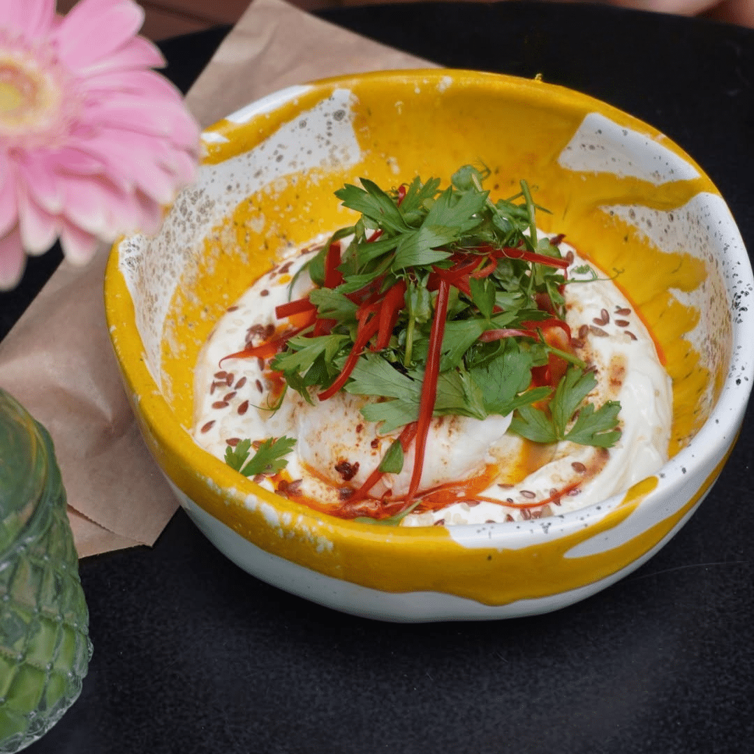 turkish eggs din meniul de brunch de la Mano Bocca. Noutăți din meniurile de toamnă de la restaurante București