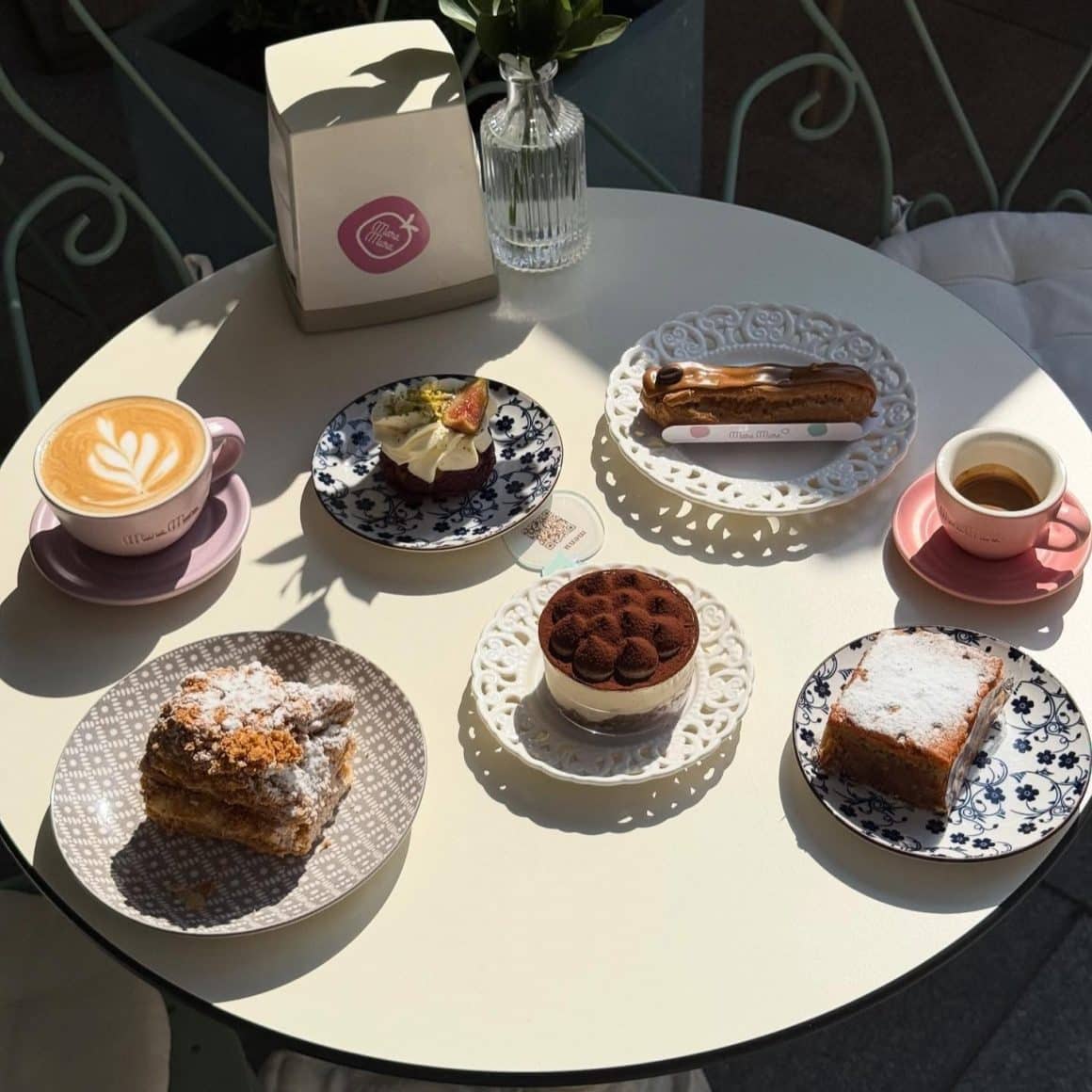 masa plina cu diverse sortimente de prăjituri și latte de toamnă d ela Mara Mura. Noutăți din meniurile d etoamnă de la restaurantele din București