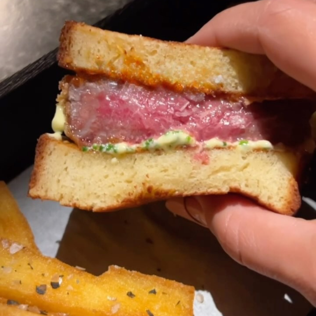 close up cu o bucata de sando cu wagyu a5 de la Mosh bar & Dinner București