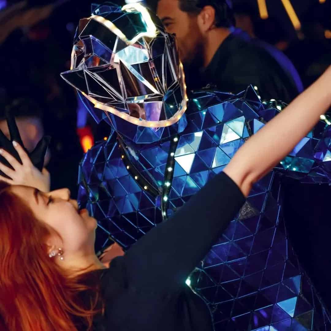 Barbat costumat in robot cu zale ca de oglinda, la Naive. Petreceri de Halloween București