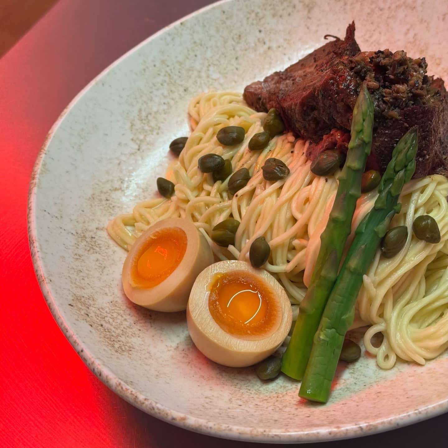 Cheesy Mazemen Beef Bricket (un tip de ramen servit fără supă, cu noodles amestecați cu brisket de vită afumată și cu ou moale. Noutăți în meniurile de toamnă de la restaurante București, Ni Shibo