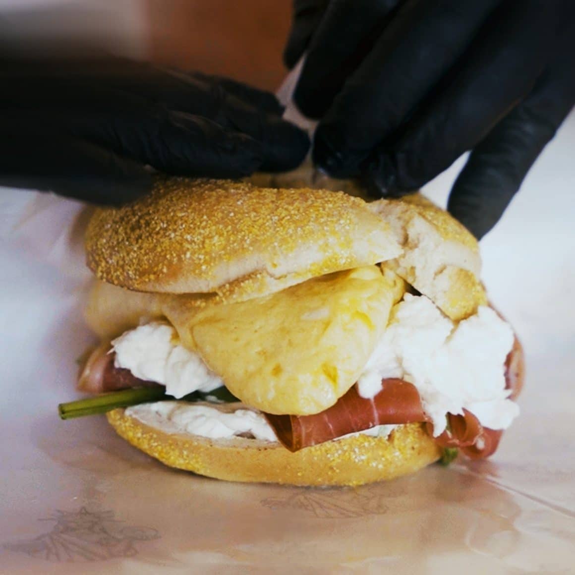 bacon cu ou si branza de la NY Bagels&Burgers