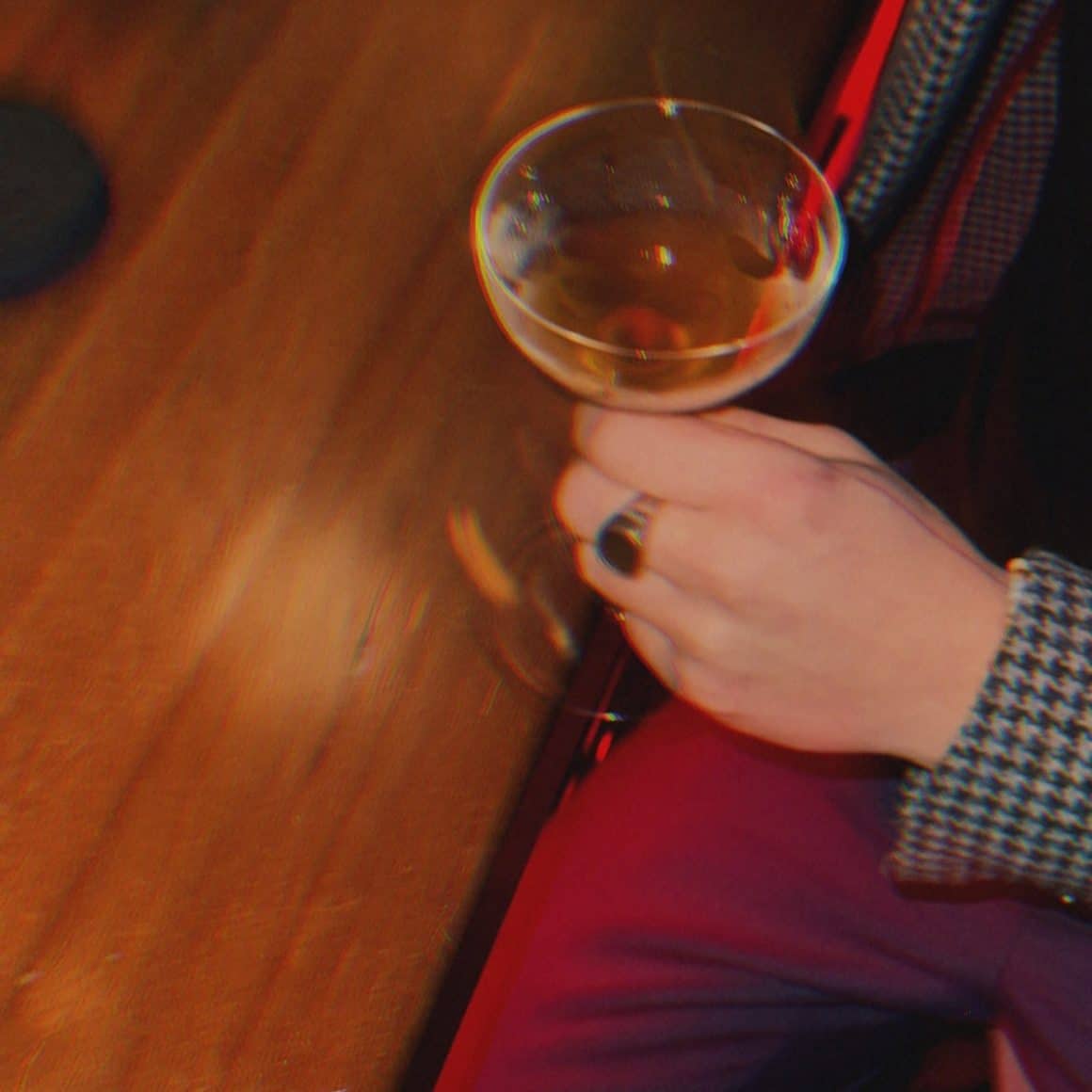 close up cu un pahar de cocktail la Oficiul 1 