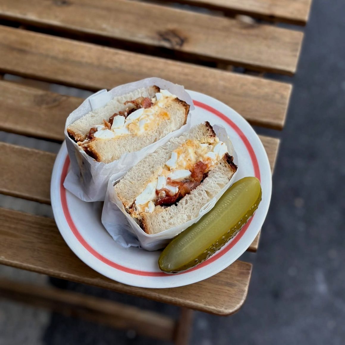 Sandviș sando cu ou de la Papila, alaturi de o bucata de castravete murat