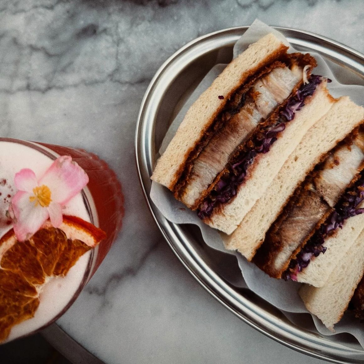 close up cu o farfurie cu sandviș sando cu porc