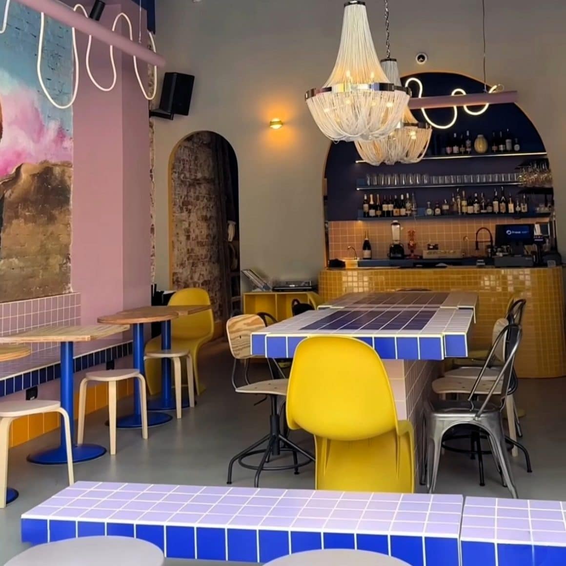 interiorul de la The Bagel Bar, amenajat modern, cu pereti pictati si candelabre masive