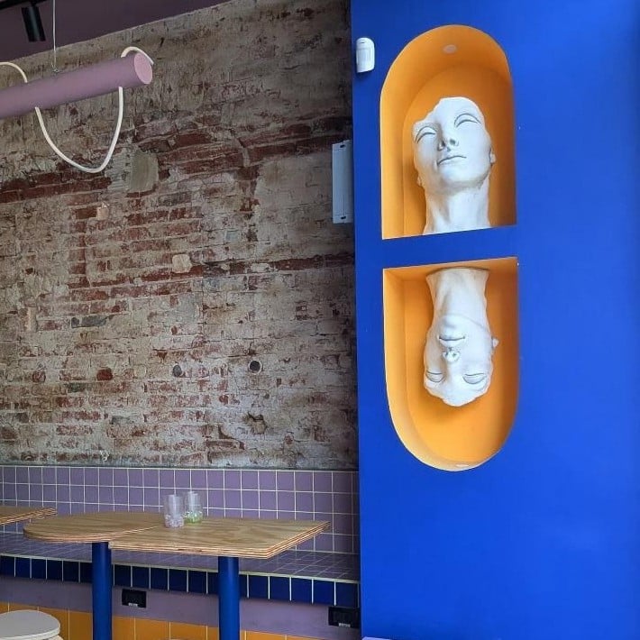 elemente de decor sub fora unor statuete