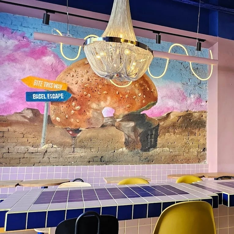 perete pictat cu un bagel la The Bagel Bar București