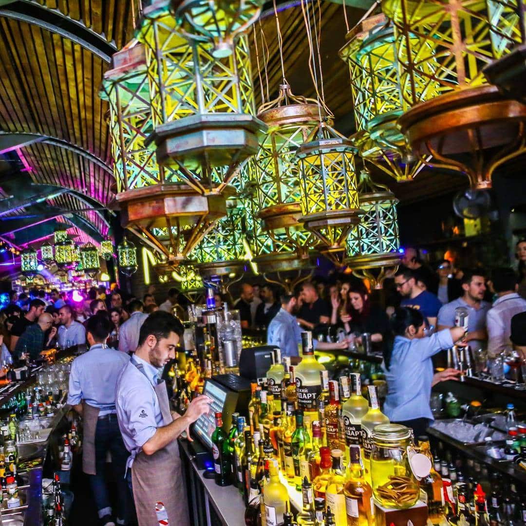 Barul Nomad, plin de oameni, seara