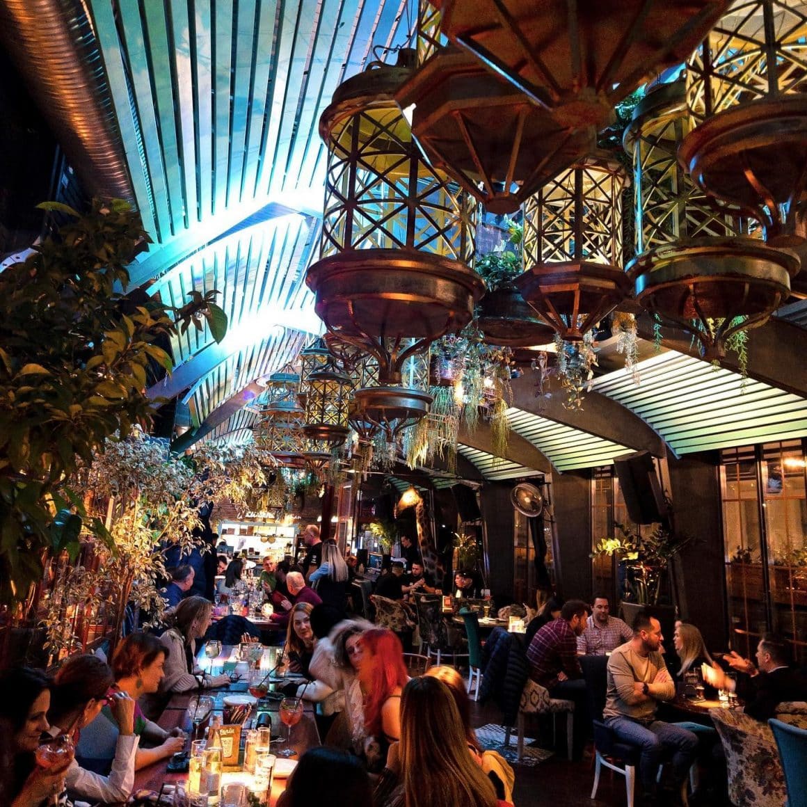 mai multi oameni iau masa la Nomad, la petrecerea de Crăciun