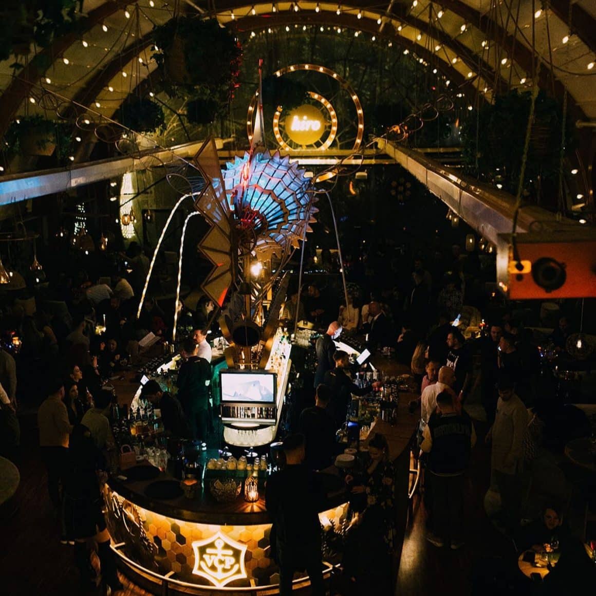 Hiro Bay Herăstrău fotografiat seara, cu sala plina de oameni la o petrecere