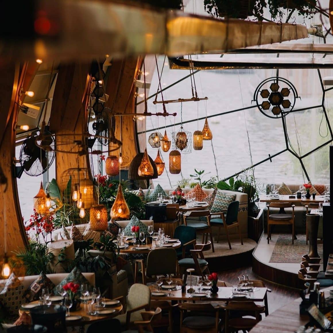 Imagine de ansamblu din restaurant Hir Bay