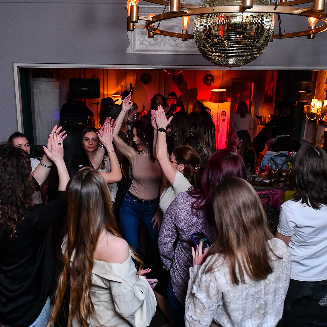 mai multi tineri dansează la petrecerea de Crăciun a firmei de la Via SHoteria București