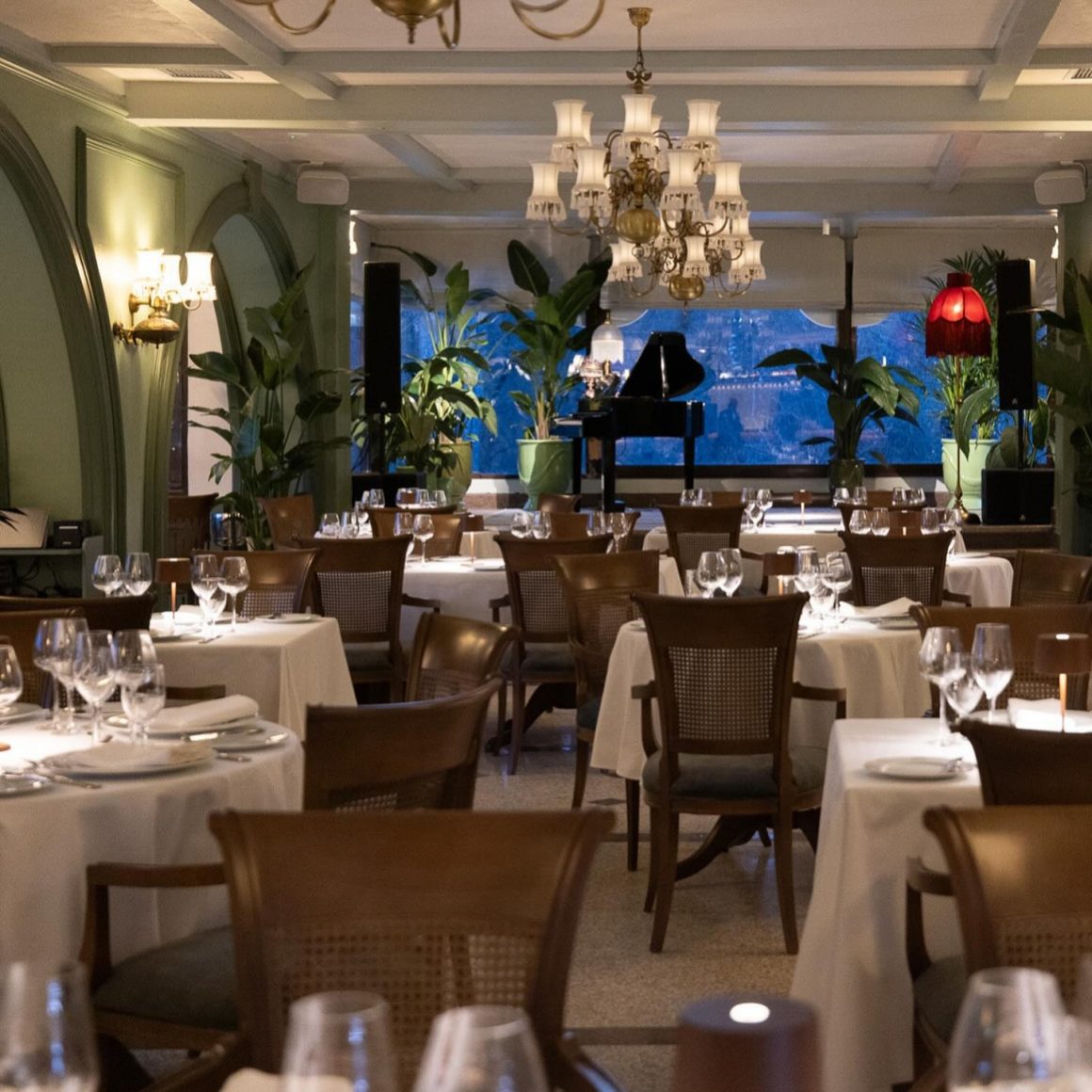 Salonul Principal din restaurant Casa Albă București, potrivit pentru petrecera de Crăciun a firmei