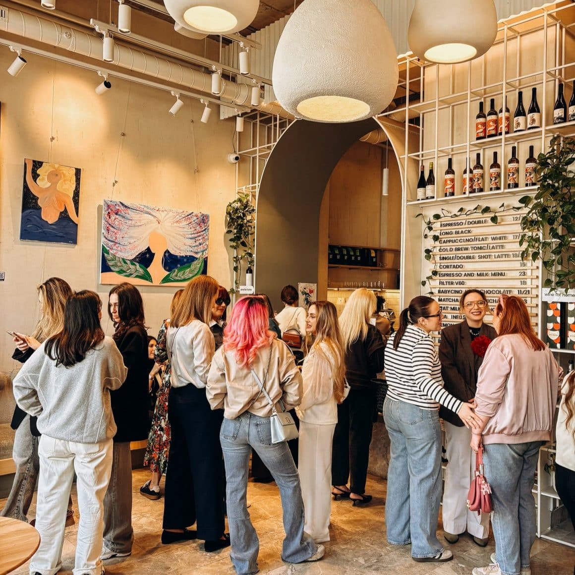 mai multe fete tinere la o petrecere de zi in cafeneaua Sip Coffee & Wine Bar